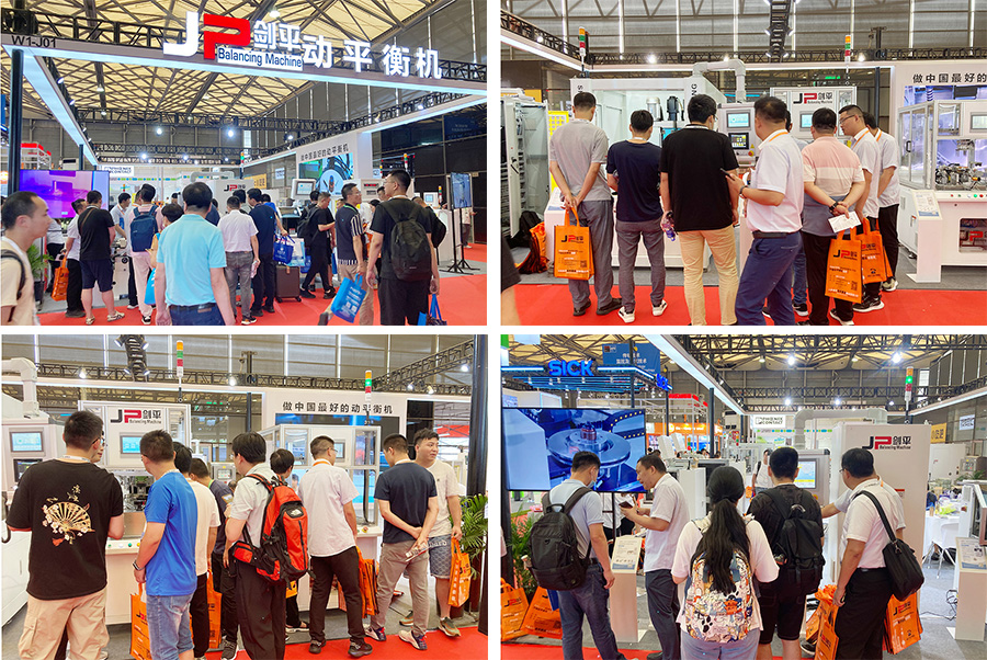 人們紛紛聚集在展位前，了解劍平動平衡機